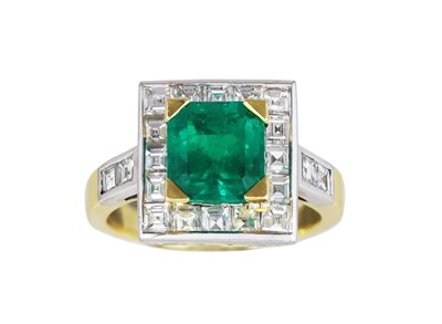 Lot 48 - AN EMERALD AND DIAMOND CLUSTER RING, the trap...