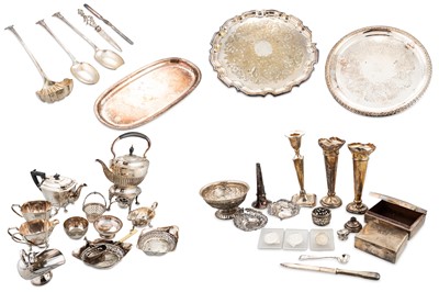 Lot 572 - A MISCELLANEOUS COLLECTION OF SILVER AND...