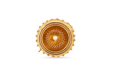 Lot 340 - AN ANTIQUE GOLD MOURNING BROOCH, set with...