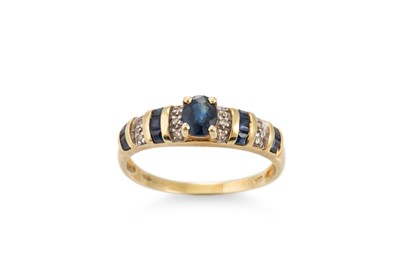 Lot 87 - A DIAMOND AND SAPPHIRE SET CLUSTER RING, the...