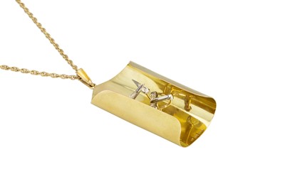 Lot 49 - AN UNUSUAL MODERN IRISH 18CT GOLD PENDANT,...