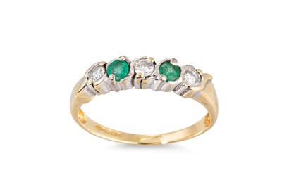 Lot 53 - AN EMERALD AND DIAMOND BAND RING, mounted in...