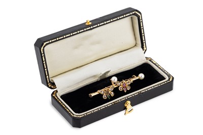 Lot 257 - AN ANTIQUE DOUBLE BUTTERFLY BAR BROOCH, set...