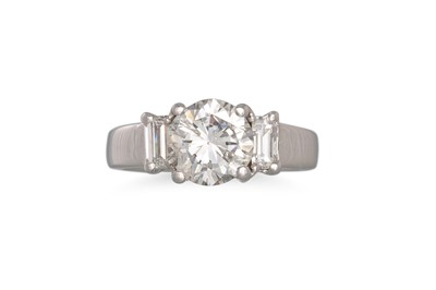 Lot 304 - A DIAMOND SOLITAIRE RING, the brilliant cut...