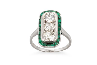 Lot 298 - AN ART DECO DIAMOND & EMERALD PLAQUE CLUSTER...