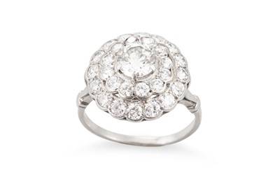 Lot 299 - A VINTAGE DIAMOND CLUSTER RING, the old cut...