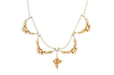 Lot 327 - AN EARLY 20TH CENTURY SEED PEARL SET FESTOON...