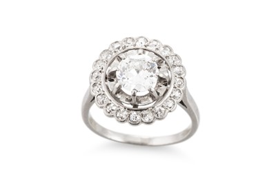 Lot 328 - AN ART DECO DIAMOND CLUSTER RING, the old cut...