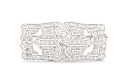 Lot 371 - AN ART DECO DIAMOND SET PLAQUE BROOCH, set...