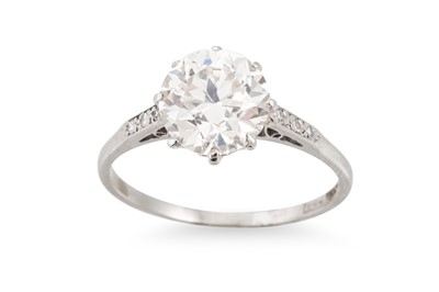 Lot 373 - AN ART DECO DIAMOND SOLITAIRE RING, the...