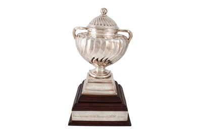 Lot 524 - AN EDWARDIAN SILVER TWIN HANDLED SPORTING...