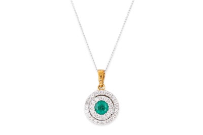 Lot 24 - AN EMERALD AND DIAMOND CLUSTER TARGET STYLE...
