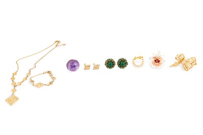 Lot 126 - AN AMETHYST BROOCH, the cabochon amethyst to...