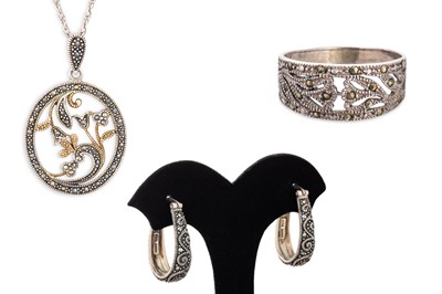 Lot 494 - A SUITE OF MARCASITE SET SILVER JEWELLERY, to...