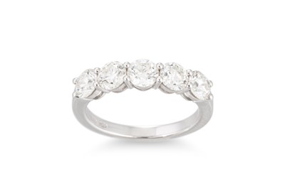 Lot 340 - A FIVE STONE DIAMOND RING, the brilliant cut...