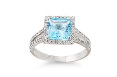 Lot 134 - A DIAMOND AND TOPAZ CLUSTER RING, mounted in...
