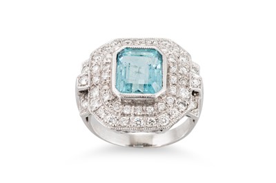 Lot 243 - AN AQUAMARINE AND DIAMOND CLUSTER RING, the...