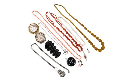 Lot 277 - A COLLECTION OF VINTAGE AND COSTUME JEWELLERY,...