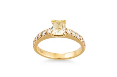 Lot 407 - A DIAMOND SOLITAIRE RING, modified brilliant...