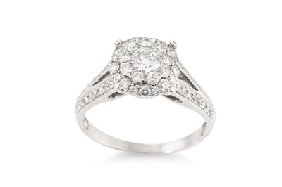 Lot 121 - A DIAMOND CLUSTER RING, set with brilliant cut...