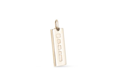 Lot 125 - A 9CT GOLD INGOT PENDANT, 29.7 g.