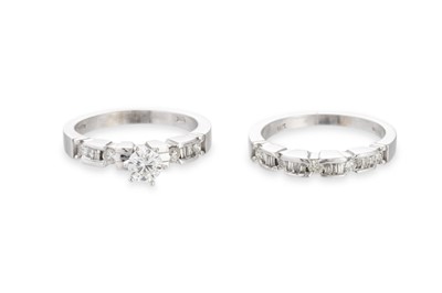 Lot 126 - A DIAMOND SOLITAIRE RING, mounted in 14ct...