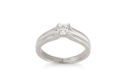 Lot 128 - A DIAMOND SOLITAIRE RING, mounted in platinum....