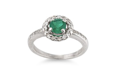 Lot 167 - AN EMERALD AND DIAMOND TARGET CLUSTER RING,...