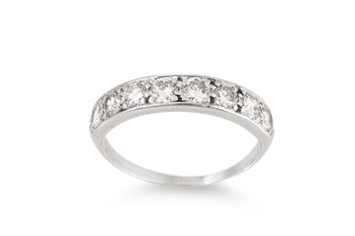 Lot 32 - AN EIGHT STONE DIAMOND RING, mounted in 18ct...