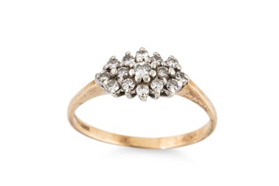 Lot 68 - A DIAMOND CLUSTER RING, the fifteen round...