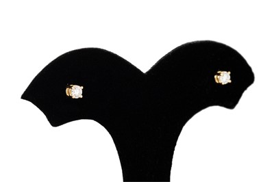 Lot 274 - A PAIR OF DIAMOND STUD EARRINGS, the brilliant...