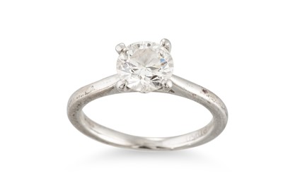 Lot 162 - A DIAMOND SOLITAIRE RING, the round brilliant...