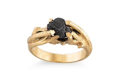 Lot 163 - A MOST UNUSUAL GOLD RING, the carved mount of...