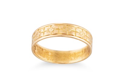 Lot 114 - AN 18CT YELLOW GOLD BAND RING, with repeating...