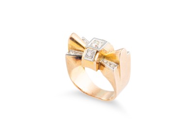 Lot 347 - A 20TH CENTURY DIAMOND COCKTAIL RING, c 1940s,...