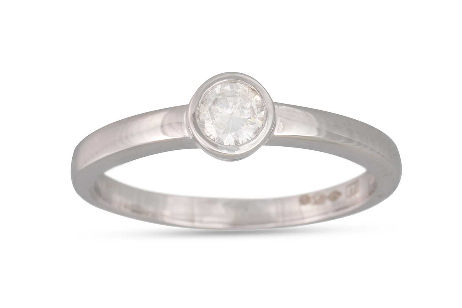 Lot 73 - A DIAMOND SOLITAIRE RING, mounted in platinum,...