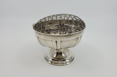 Lot 458 - AN EDWARDIAN ENGLISH STERLING SILVER BOWL...