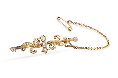 Lot 51 - AN ANTIQUE DIAMOND SET YELLOW GOLD BROOCH, of...