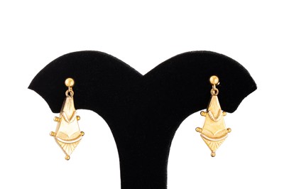 Lot 23 - A PAIR OF ANTIQUE GOLD DROP EARRINGS, of...