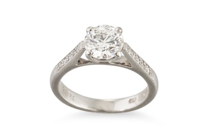 Lot 170 - A DIAMOND SOLITAIRE RING, the principal round...