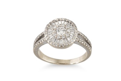 Lot 151 - A DIAMOND CLUSTER RING, set with brilliant cut...