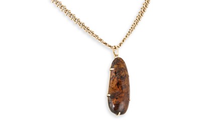 Lot 144 - A VINTAGE 9CT YELLOW GOLD AMBER PENDANT, of...
