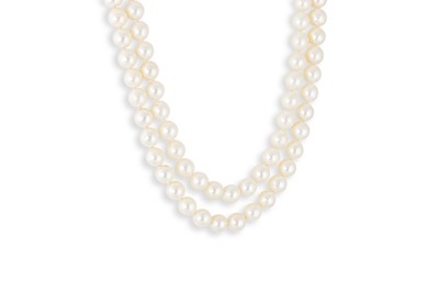 Lot 146 - A DOUBLE STRING OF CULTURED PEARLS, to an 18ct...