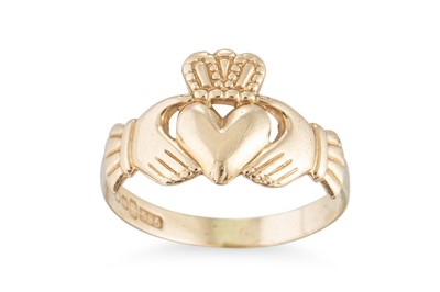 Lot 142 - A GENT'S 14CT YELLOW GOLD CLADDAGH RING,...