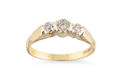 Lot 179 - A DIAMOND THREE STONE RING, the round diamonds...