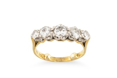 Lot 181 - A GRADUATED DIAMOND FIVE STONE RING, the round...