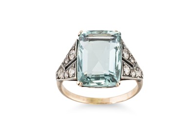 Lot 199 - AN ANTIQUE AQUAMARINE DRESS RING, the emerald...