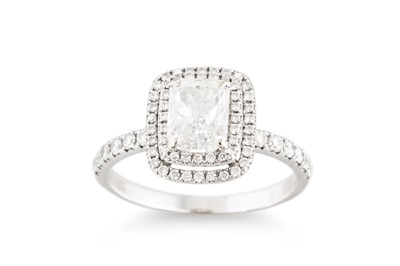 Lot 195 - A DIAMOND SOLITAIRE RING, the principal...