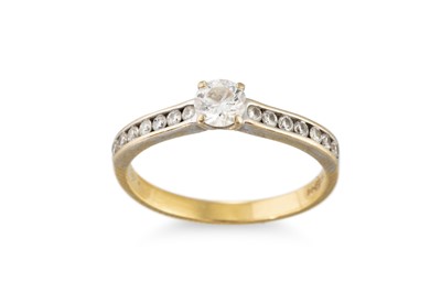 Lot 192 - A DIAMOND SOLITAIRE RING, the principal...