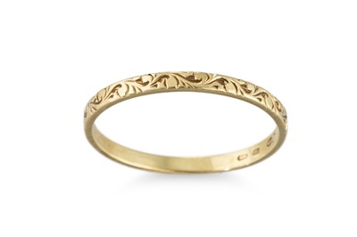 Lot 194 - A 14CT YELLOW GOLD BAND RING, with patterned...